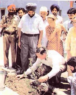 British High Commissioner, Bob Young Planting a sapling at the Pingalwara complex during his visit.
