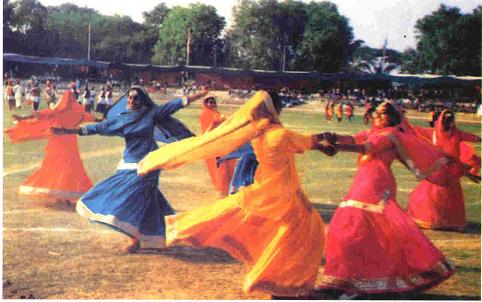 Group of ladies performing Panjabi Gidha, and Bhangra performers (in the background) on a Common in Panjab